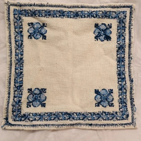 4 Tea  Napkins - Picture 7 of 7